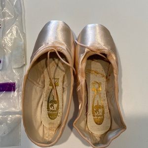NEW Freed Classic pointe shoes size 2 X